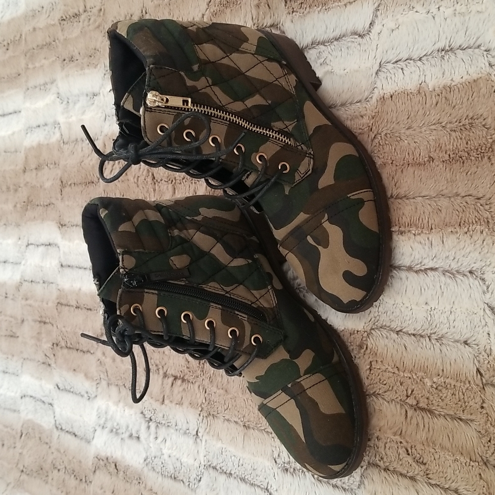 NWOB DAILY SHOES CAMOUFLAGE BOOTS, Size 7